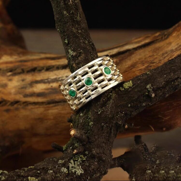 乌克兰代购Emerald㊣ 手作华丽天然绿宝石镶嵌镂空纯银宽环戒指