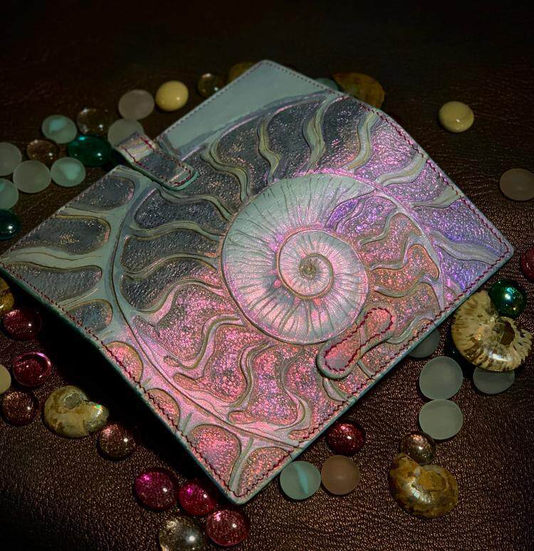 美国代购Wallet㊣ 手作闪光手工染色蛋白石菊石花纹山羊皮钱包