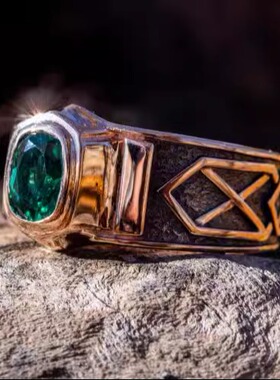 闪亮祖母绿宝石镶嵌K金戒指