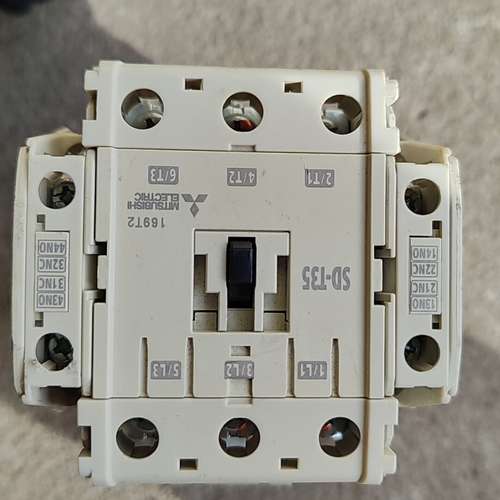 议价三蓤接触器SD-T35 新款的 线圈电压DC24V  成色很
