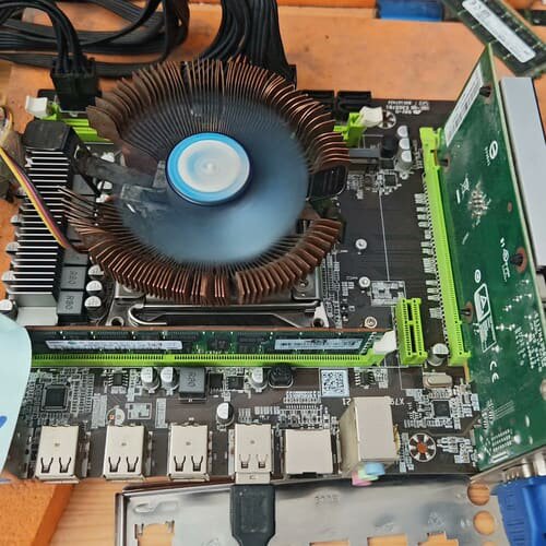 议价出一片x79主板带E5一2660u4G内存正常使用一起出