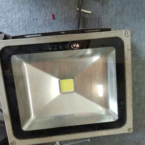 议价LED超亮方灯，就能亮很远了，正常使用的，瓦数不知看了见