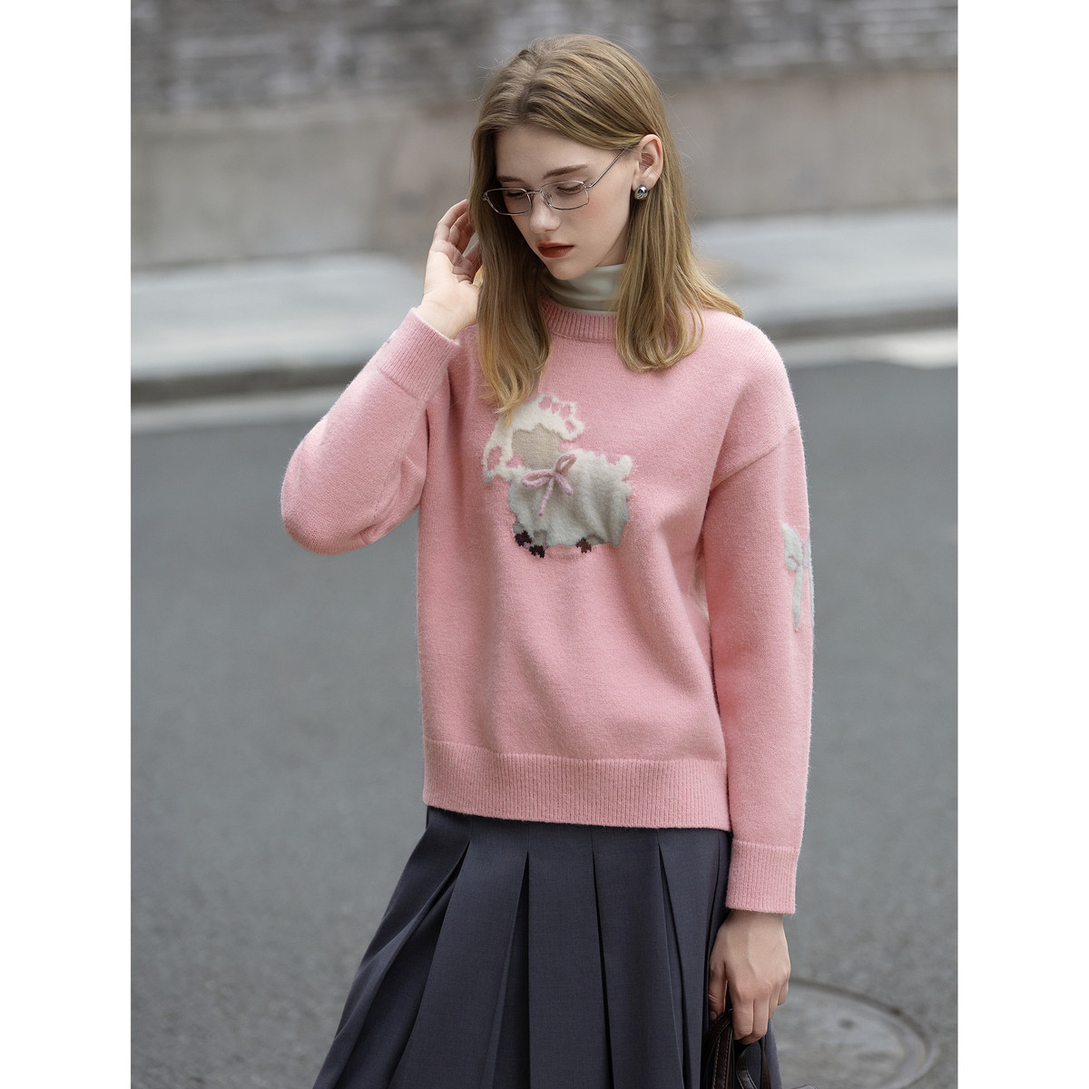 唐狮2026年毛衣女秋冬款可爱小羊女士圆领前胸袖子图案提花毛线衫