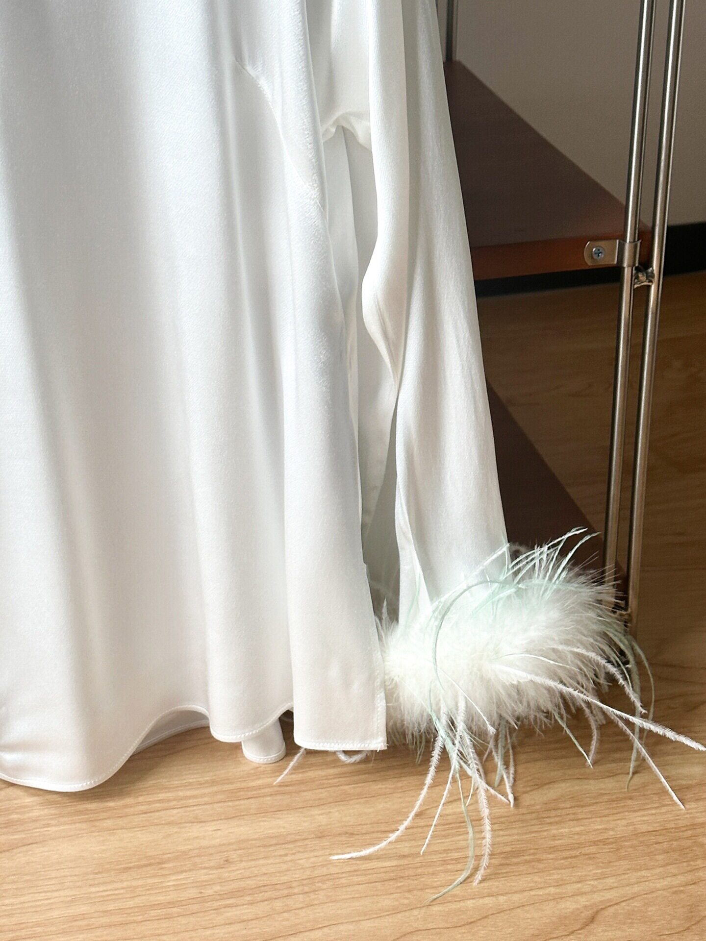 2024 NEW CHINESE STYLE SLANTED PLACKET STAND COLLAR NEW CHINESE WOMENS TOP DESIGN OSTRICH FEATHER WHITE SHIRT SHIRT