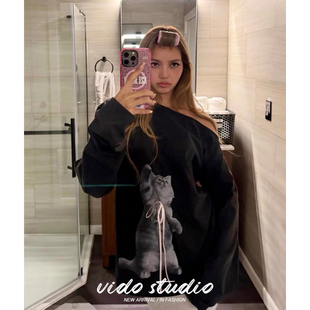 LISA同款宽松慵懒松弛感小猫咪印花上衣秋黑色斜肩露肩长袖T恤女