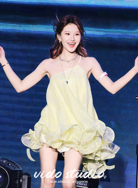 赵露思音乐节同款黄色斜肩吊带连衣裙女夏甜美仙气度假风蓬蓬短裙