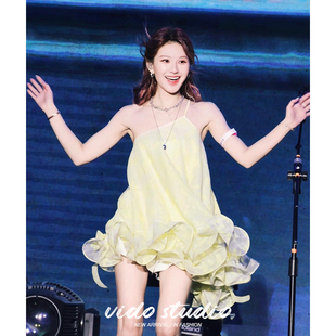 明星音乐节同款黄色斜肩吊带连衣裙女夏甜美仙气度假风蓬蓬短裙