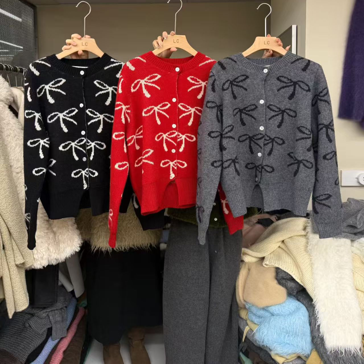 甜美蝴蝶结提花羊毛圆领开衫女