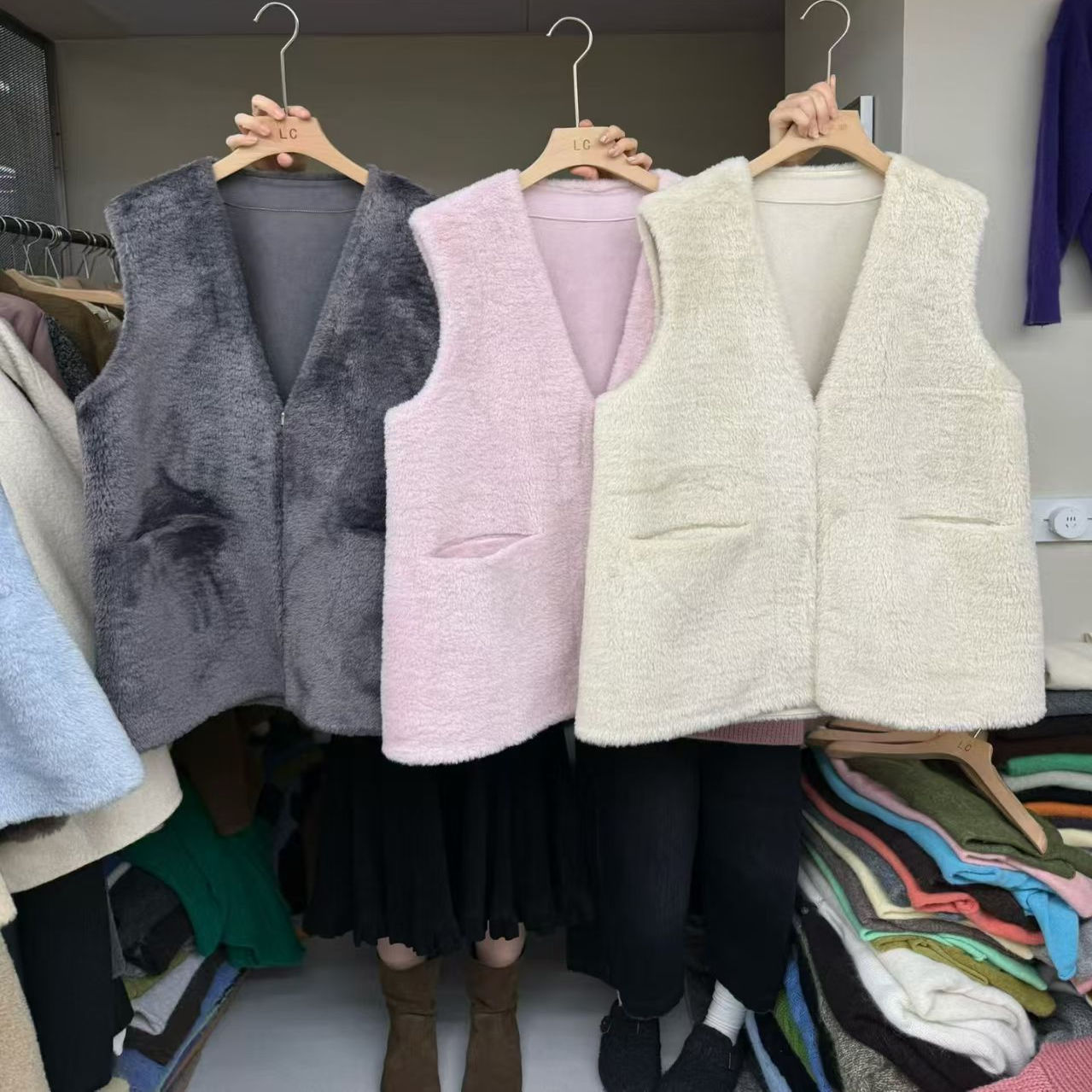 羊羔绒马甲女V领皮毛一体背心