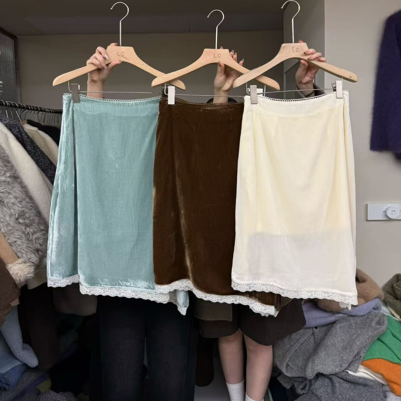 不规则下摆蕾丝拼接丝绒半身裙女