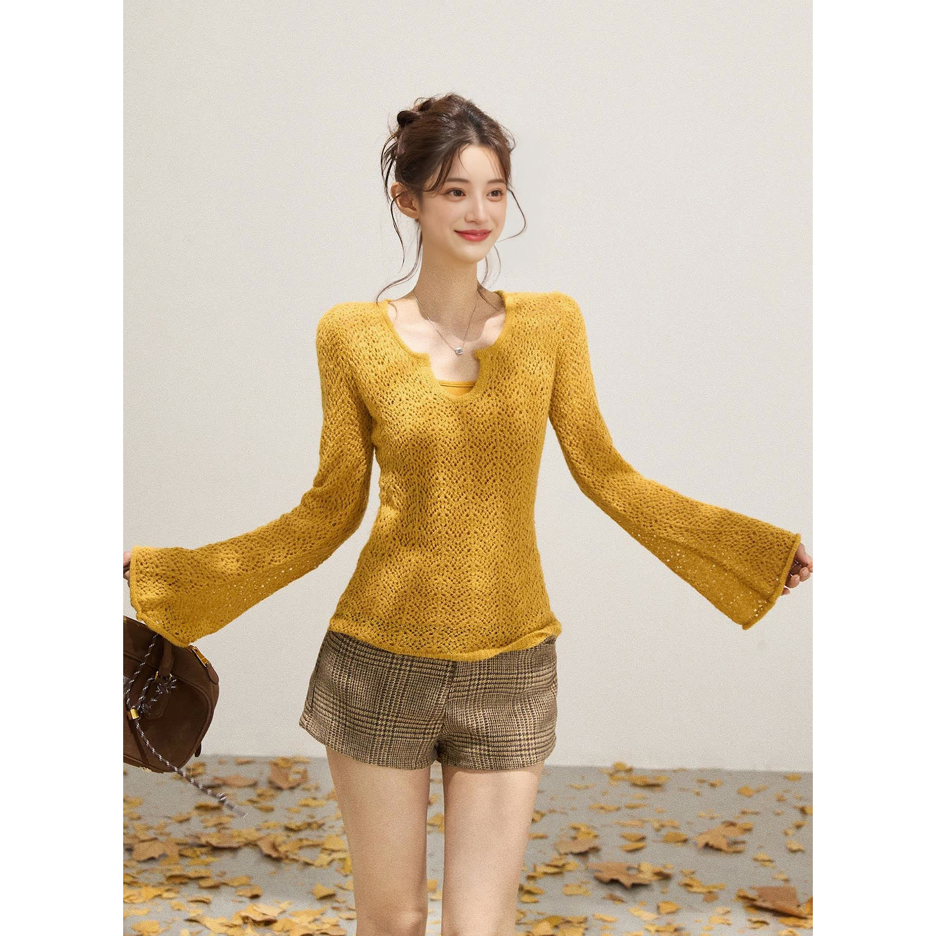 Mostar 镂空设计感喇叭袖绵羊毛针织罩衫女秋冬掐腰打底背心套装