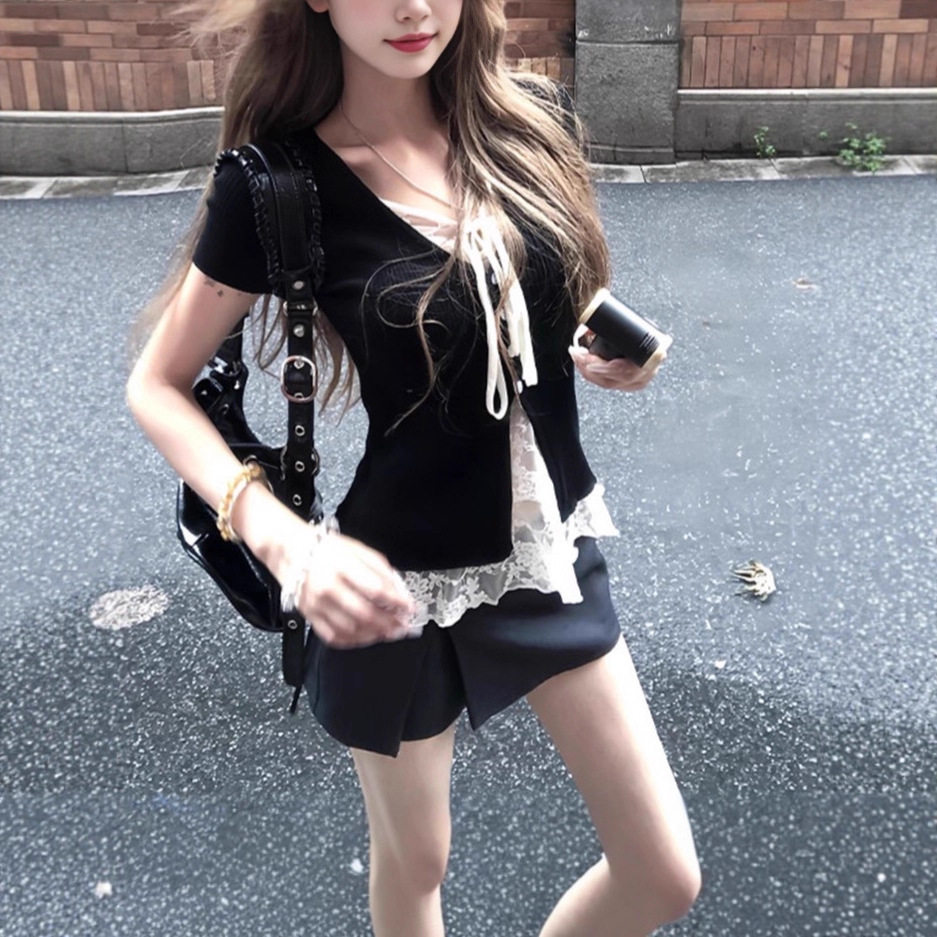 纯欲风短袖T恤设计感蕾丝V领夏季2025新款修身黑色正肩假两件上衣