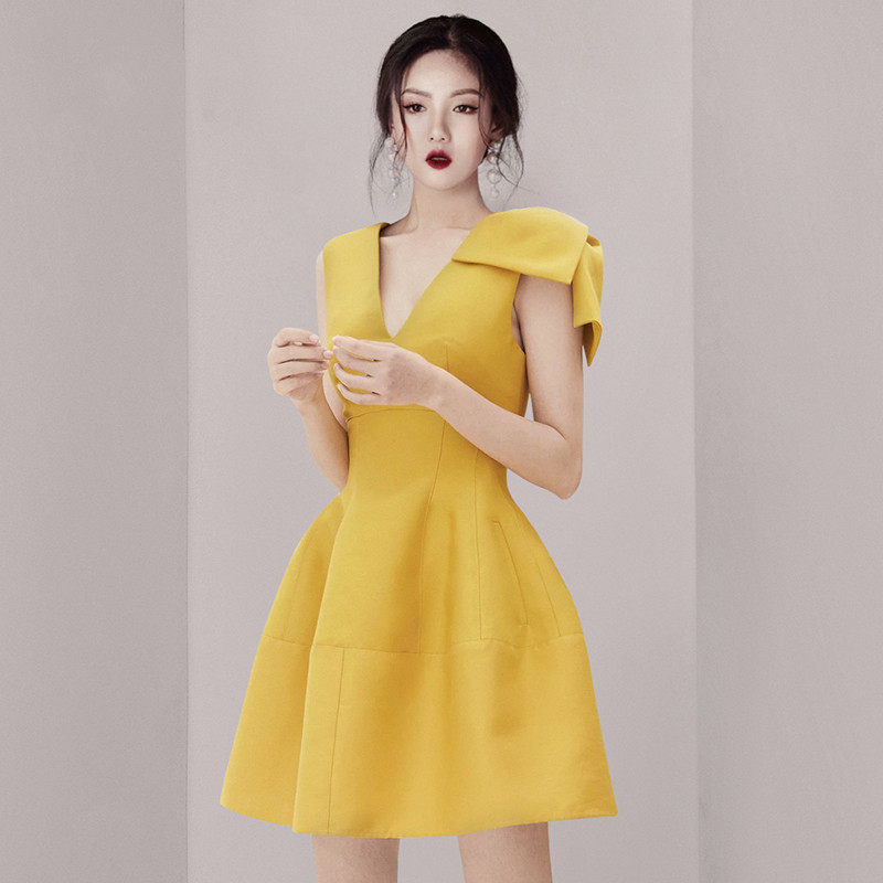 法式白色礼服裙女宴会优雅知性气质女装V领修身小众连衣裙短裙女