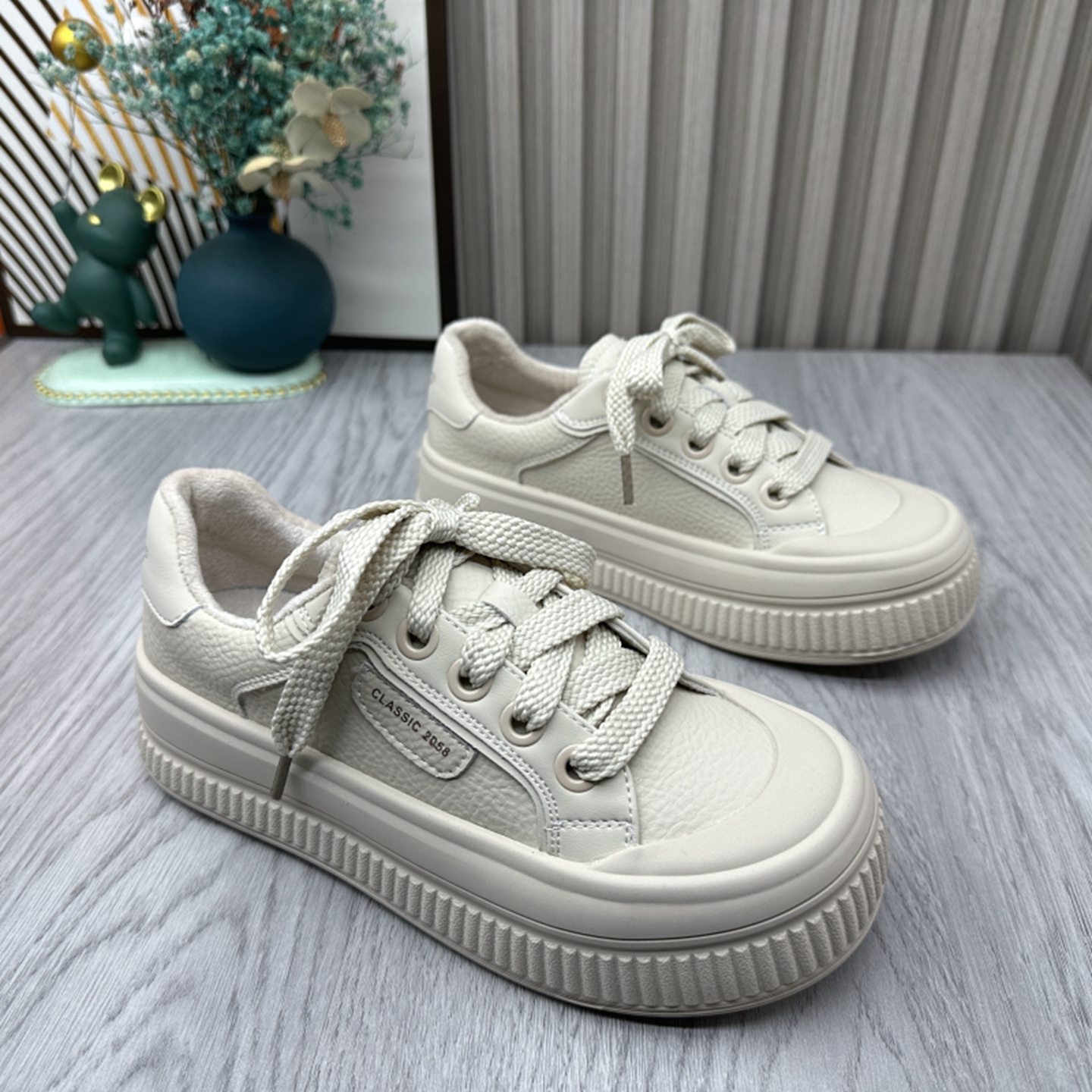 2025秋季新款撤柜断码真皮厚底绒里小白鞋学院风深口休闲女板鞋