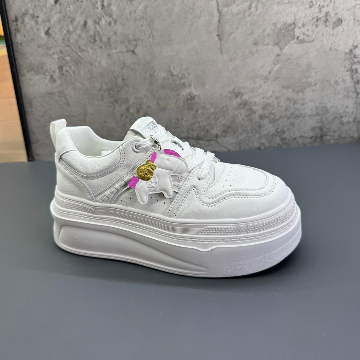 轻便纯色小白鞋2026春季新款韩版百搭厚底增高小马装饰板鞋女鞋,女鞋,休闲板鞋,淘宝优惠券,粉丝福利购,淘宝优惠卷