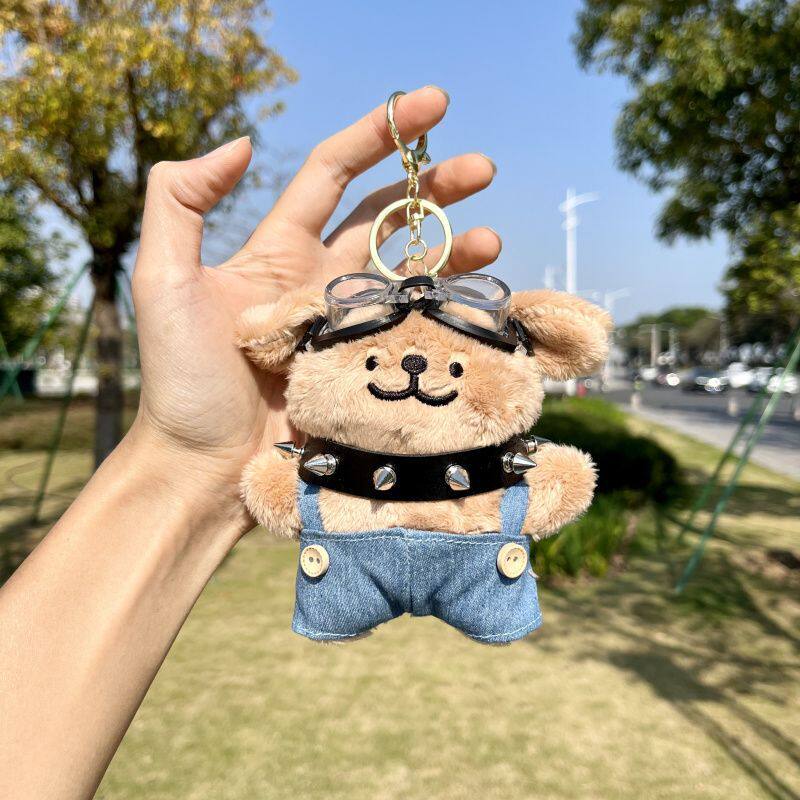 韩国朋克风毛绒小狗钥匙扣可爱丑萌铆钉背带裤公仔包挂件书包挂饰