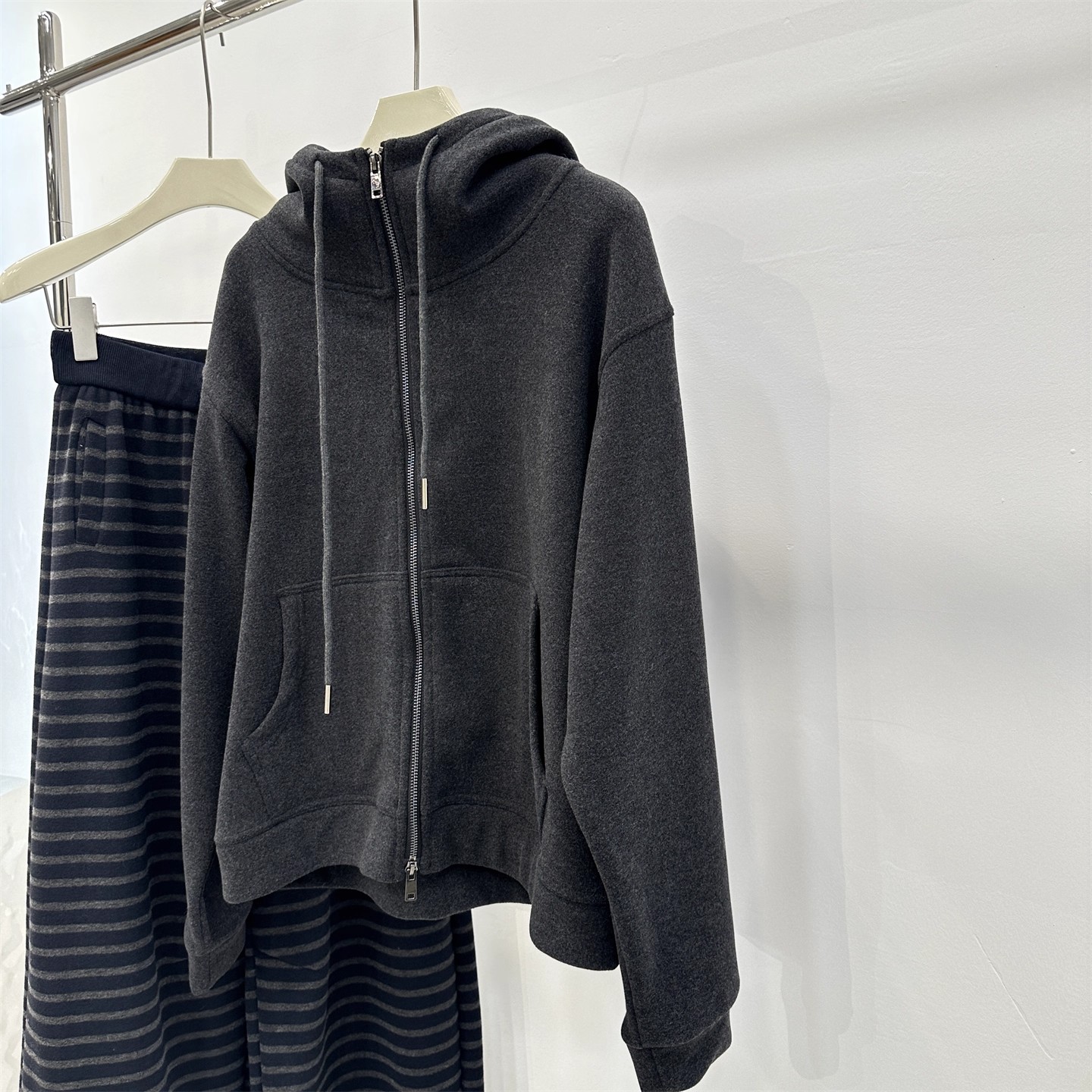 秋冬季加绒保暖双拉链连帽外套女宽松百搭显瘦休闲深灰色磨毛卫衣