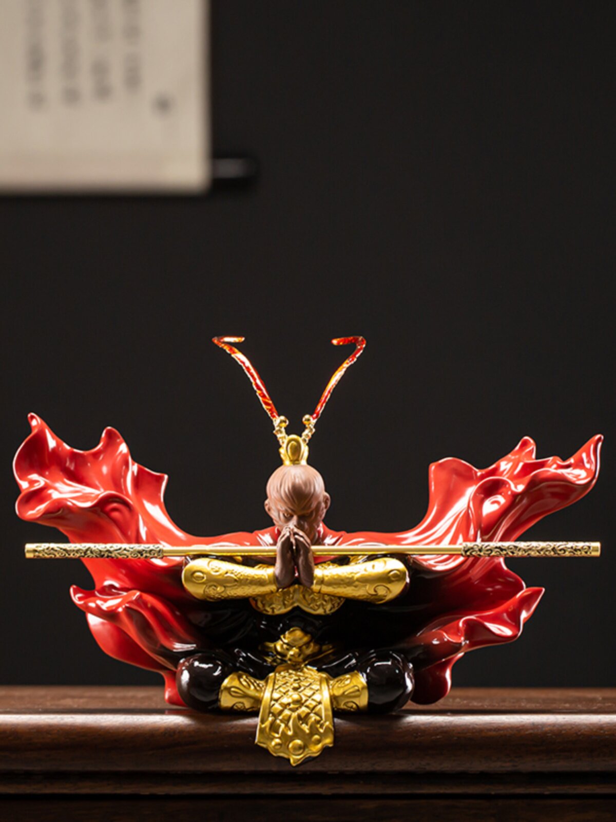 크리 에이 티브 보라색 모래 원숭이 왕 원숭이 왕 장식품 홈 거실 데스크탑 선 세라믹 장식 부처님을 물리 치기 위해 싸우는