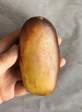 新疆和田玉黄沁籽料，老熟开门，305.07克宽52.5高101.3厚32.2mm