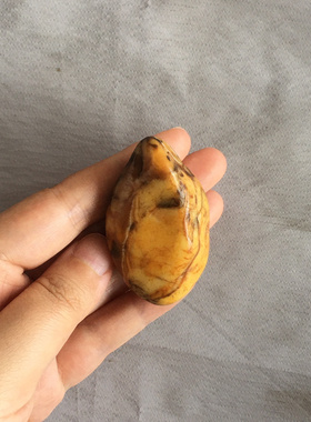 珍罕收藏级新疆和田玉黄玉籽料，55.87克宽33.7高54.9厚27.1mm。