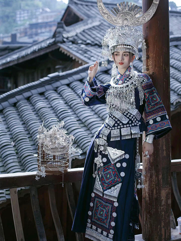 苗族盛装女夸张头饰项圈套装土家族歌手民族舞台演出五月苗寨摄影