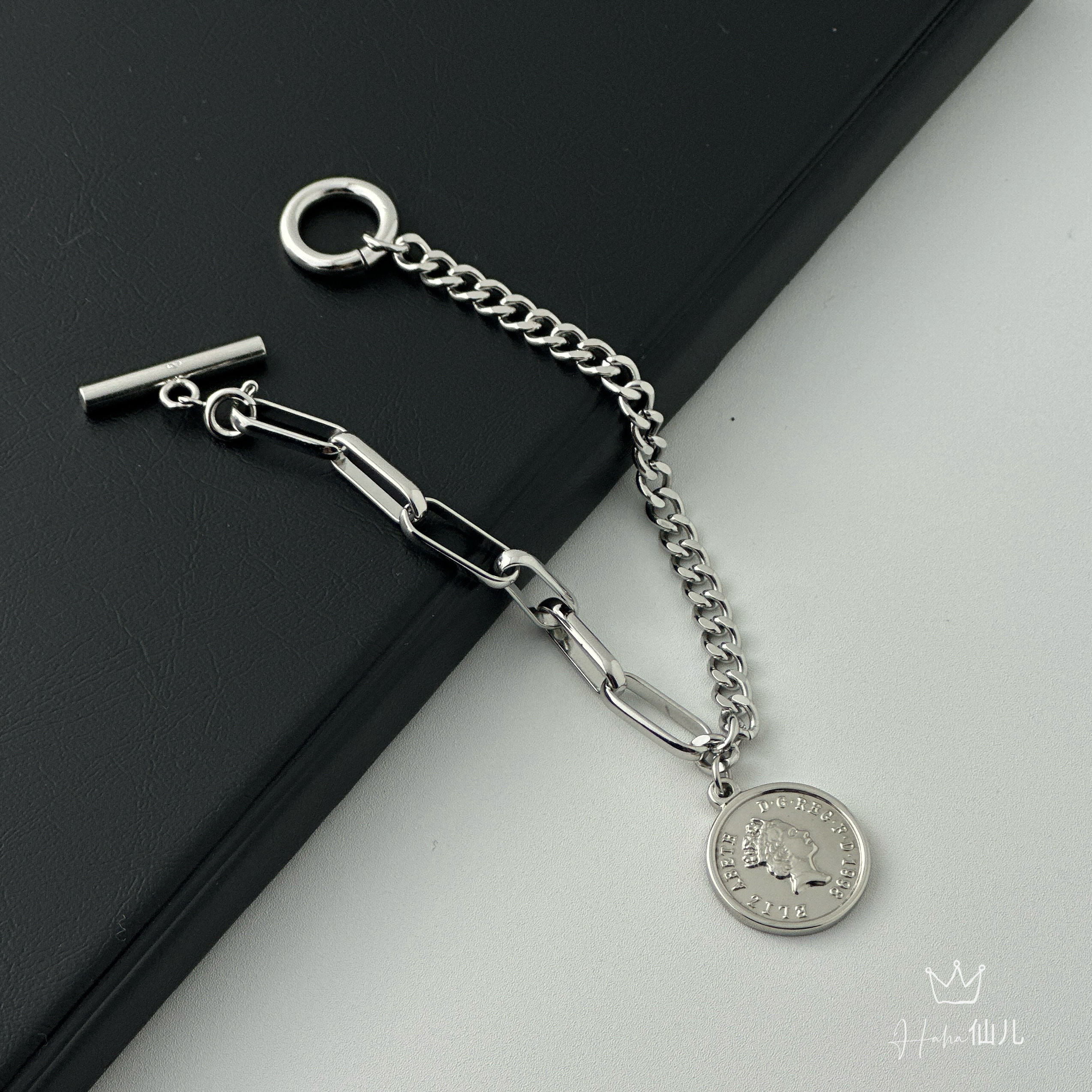 马上暴富金色女王头像硬币吊坠钛钢手链女简约百搭饰品不规则链条