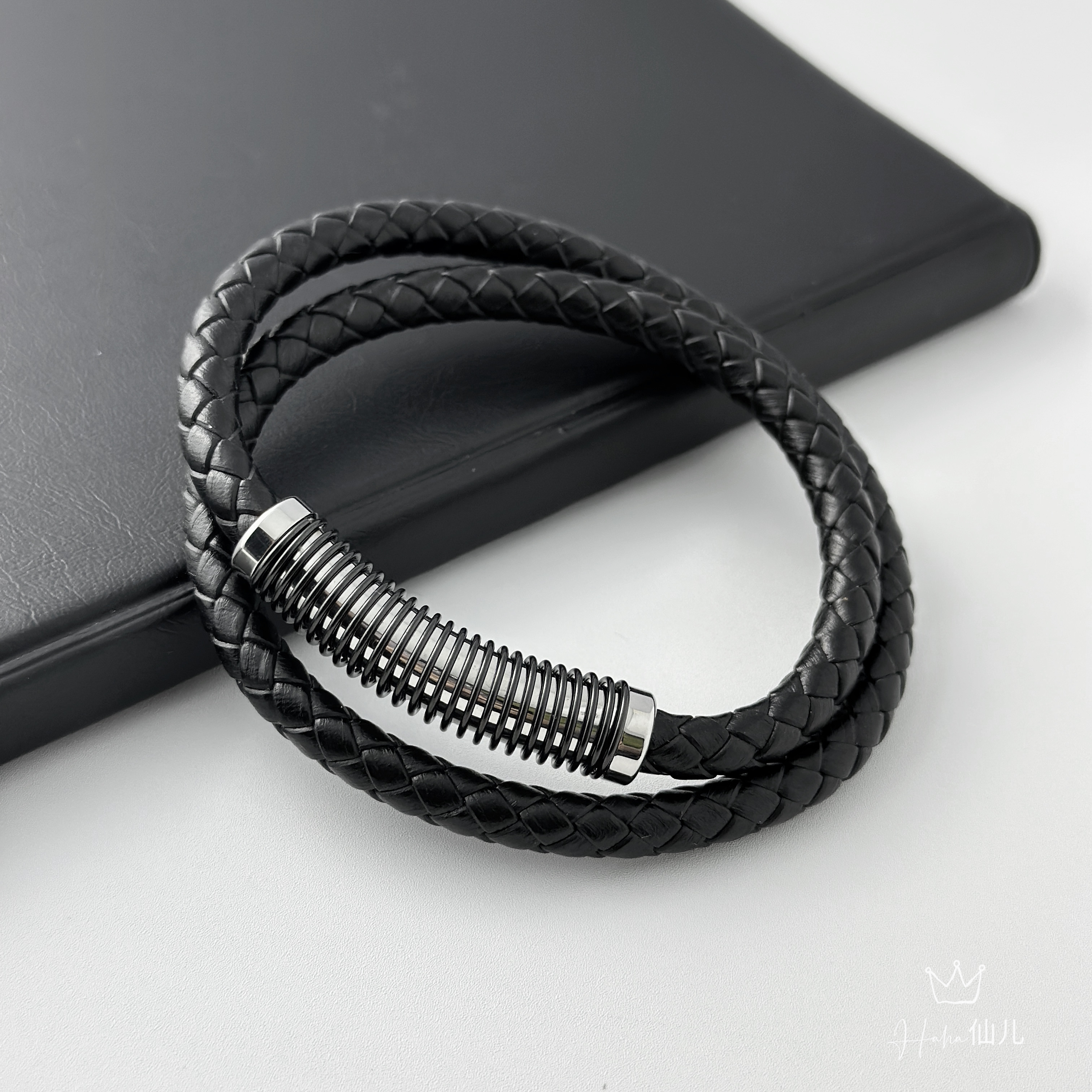 个性弹簧黑色编织皮绳缠绕手链潮男款钛钢手镯小众手环送男友礼物