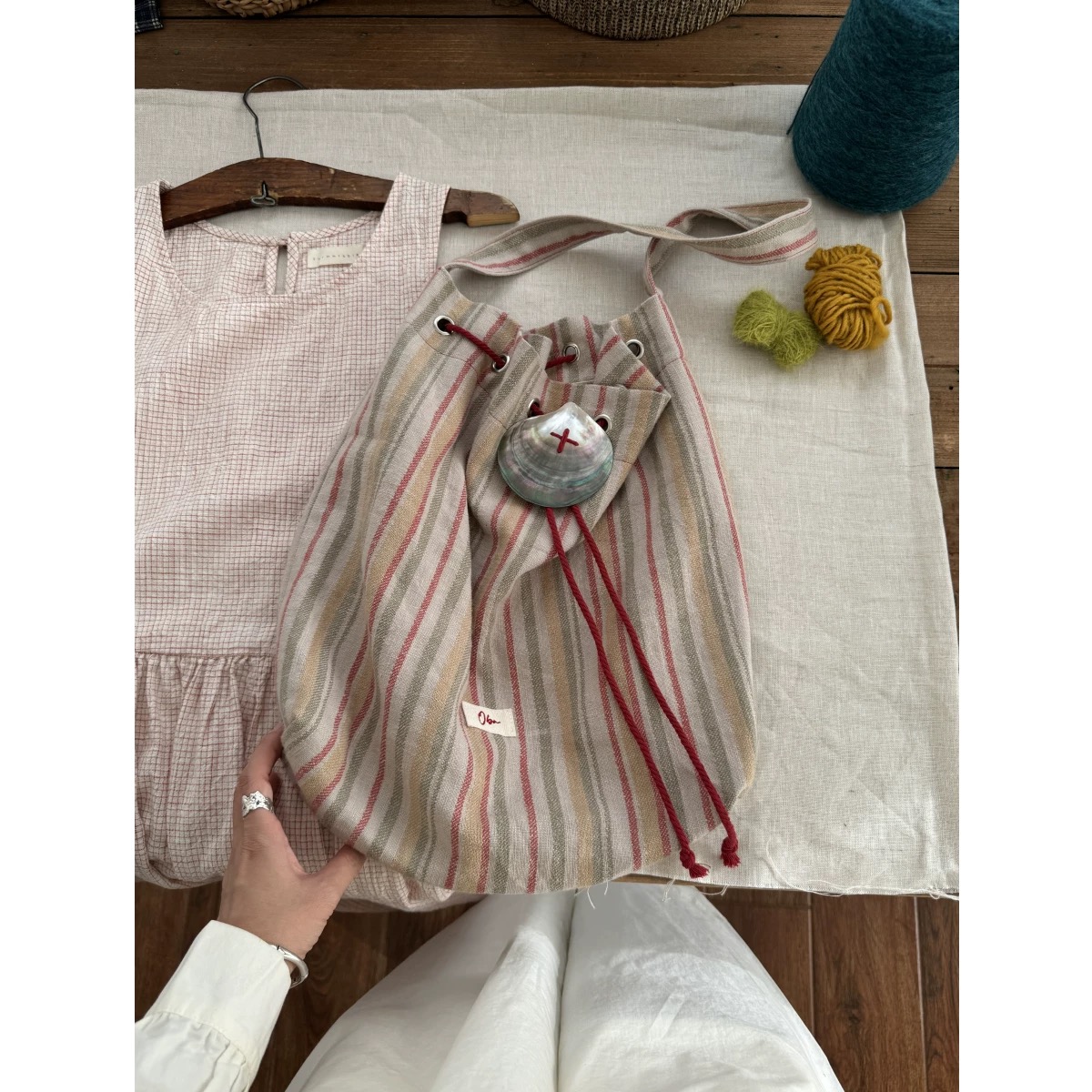 OneBlueNook丨“野贝”日系通勤亚麻条纹 天然黑蝶贝抽绳单肩包