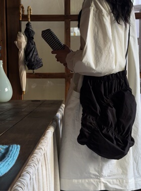 oneblue nook 丨褶皱美学 黑色随性设计感单肩包