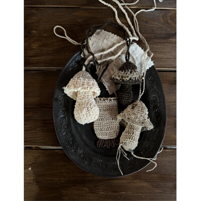 oneblue nook 丨一组特殊线材 小众款 手工钩织蘑菇项链 毛衣链