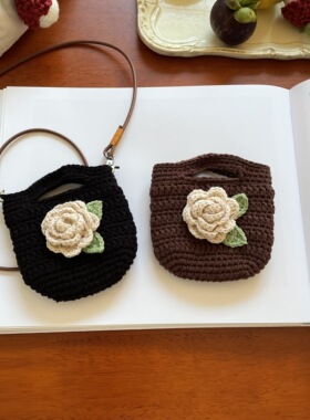 OneBlueNook丨没什么大用却很可爱的 山茶花手工毛线收纳包包