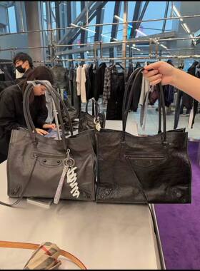 巴家新款大小号机车包女时尚百搭头层油蜡牛皮 双肩带 实用又时髦