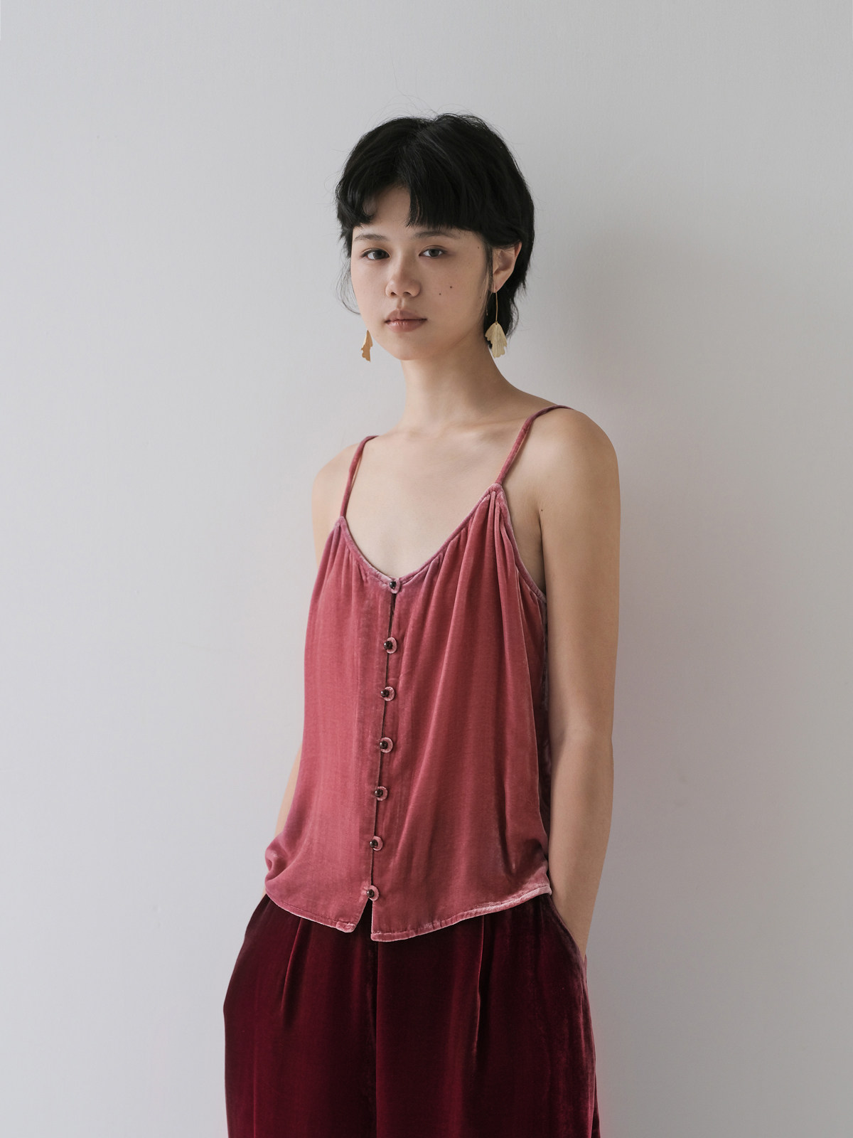 原隐秋冬复古名媛红天鹅绒V领休闲短款加绒内搭真丝丝绒小吊带女