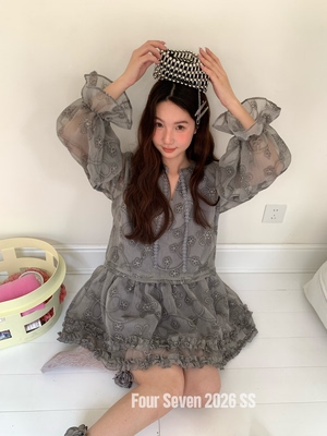 FOUR SEVEN 2026SS 韩系喇叭袖口木耳边裙摆压褶泡泡袖炒色连衣裙