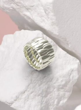 向日葵指合戒指 意指紧紧依偎在一起