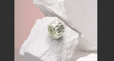 向日葵指合戒指 意指紧紧依偎在一起