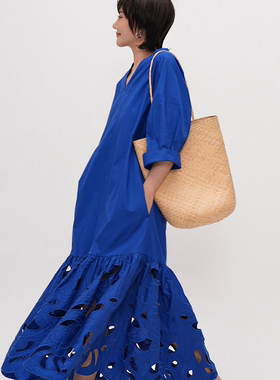 谭烟米 克莱因蓝色镂空刺绣裙短袖宽松度假感鱼尾连衣裙休闲长裙