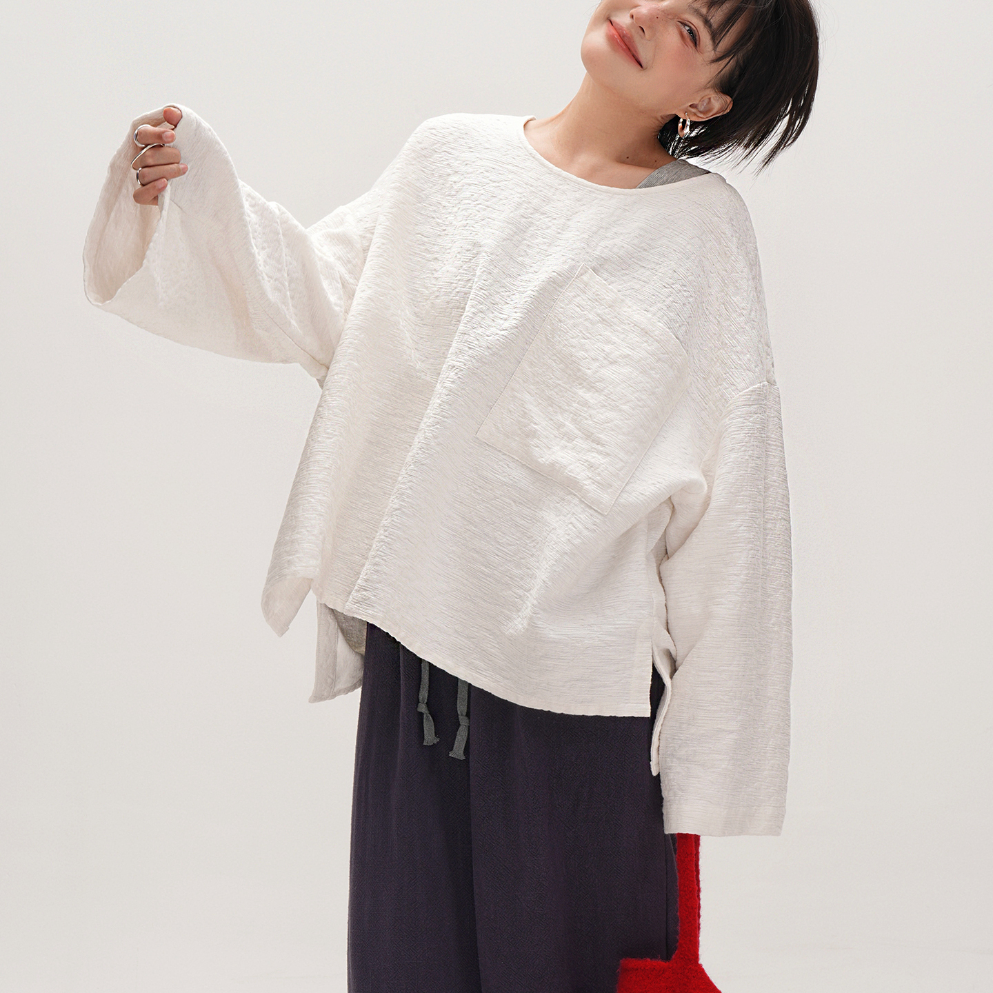 谭烟米白色圆领长袖衬衫