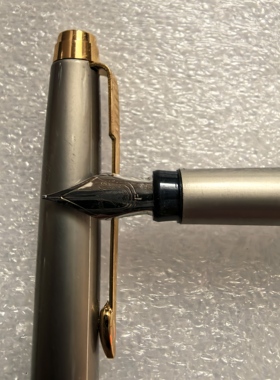 永生823钢笔 铱金笔 明尖 F尖 金属笔身 箭标黄色笔夹 墨囊可换