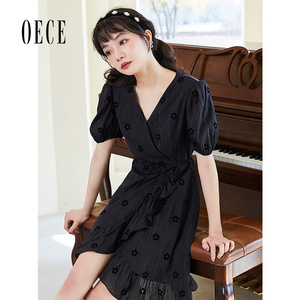 Oece复古v领连衣裙夏装新款女气质小黑裙法式裙子