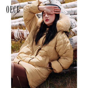 Oece冬新款女减龄学院牛角扣连帽羽绒服中长款外套