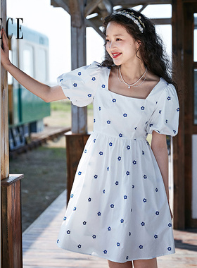 Oece甜美白色女裙夏装新款女法式气质方领高腰连衣裙