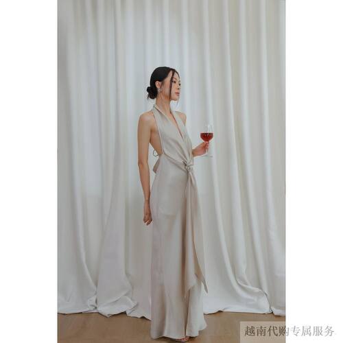 越南XIPI 贵妇装挂脖高端气质露背绑绳设计纽结真丝连衣裙长裙