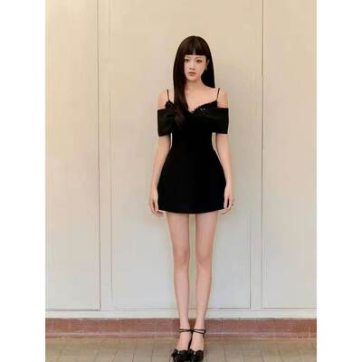 越十年越南小众新款aguja优雅气质性感羽毛拼接吊带连衣裙