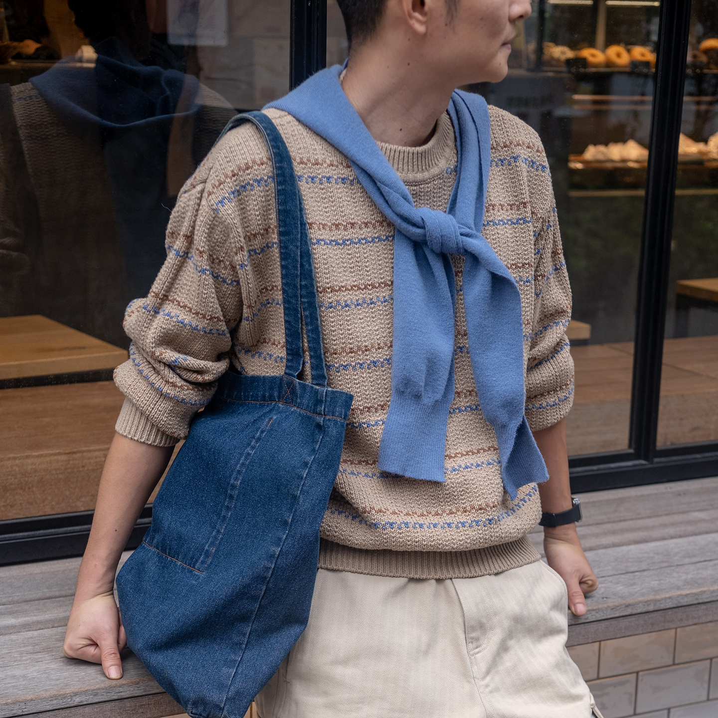 几立彩色细条纹套头毛衣