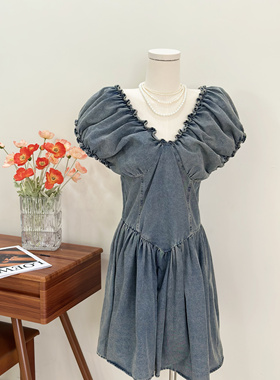 韩版新款泡泡袖V领牛仔连衣裙女设计感小众收腰显瘦气质短裙