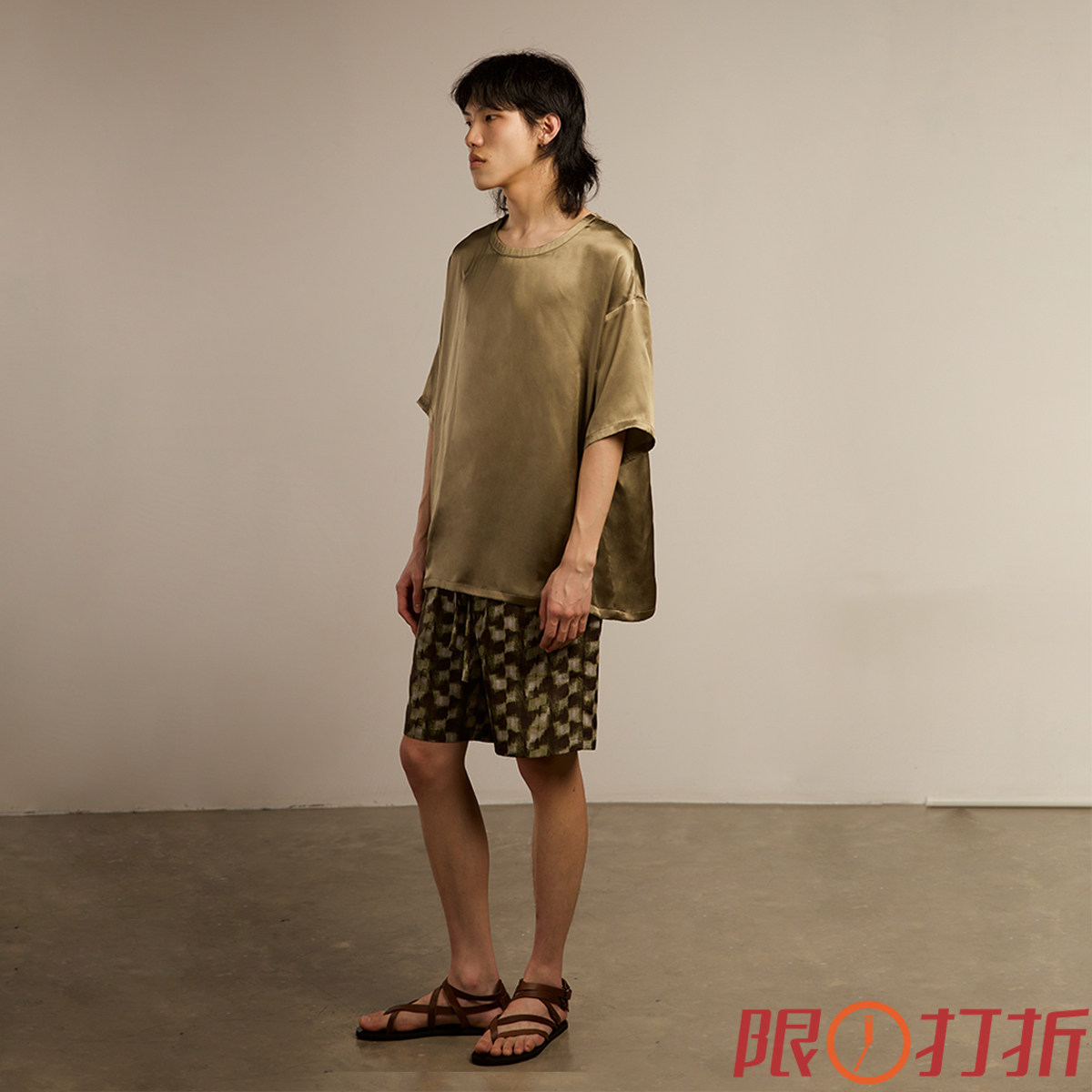 astaroth设计师绸缎真丝T恤男桑蚕丝宽松圆领五分袖落肩欧美简约在类目 男装, T恤中 - 来自Buy2taobao.com提供专业的淘宝代购服务