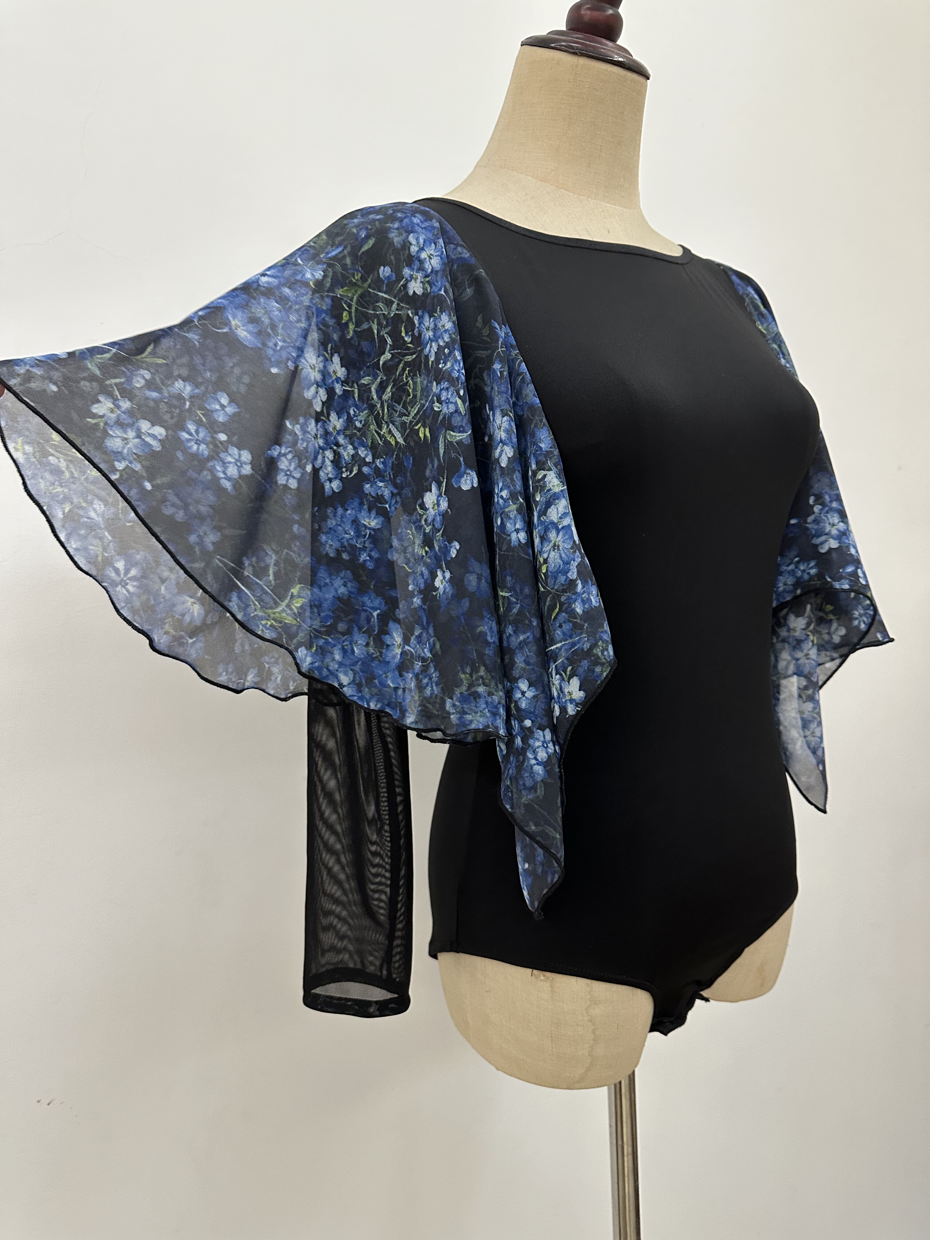 2026秋冬摩登舞服新款连体上衣华尔兹表演服小露背优雅小蓝花飘袖