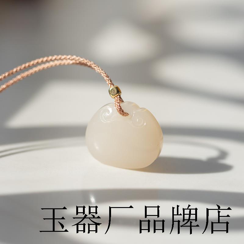 高端和田玉白玉藕粉平安如意小锁吊坠苏工玉石小众挂件女饰品项链