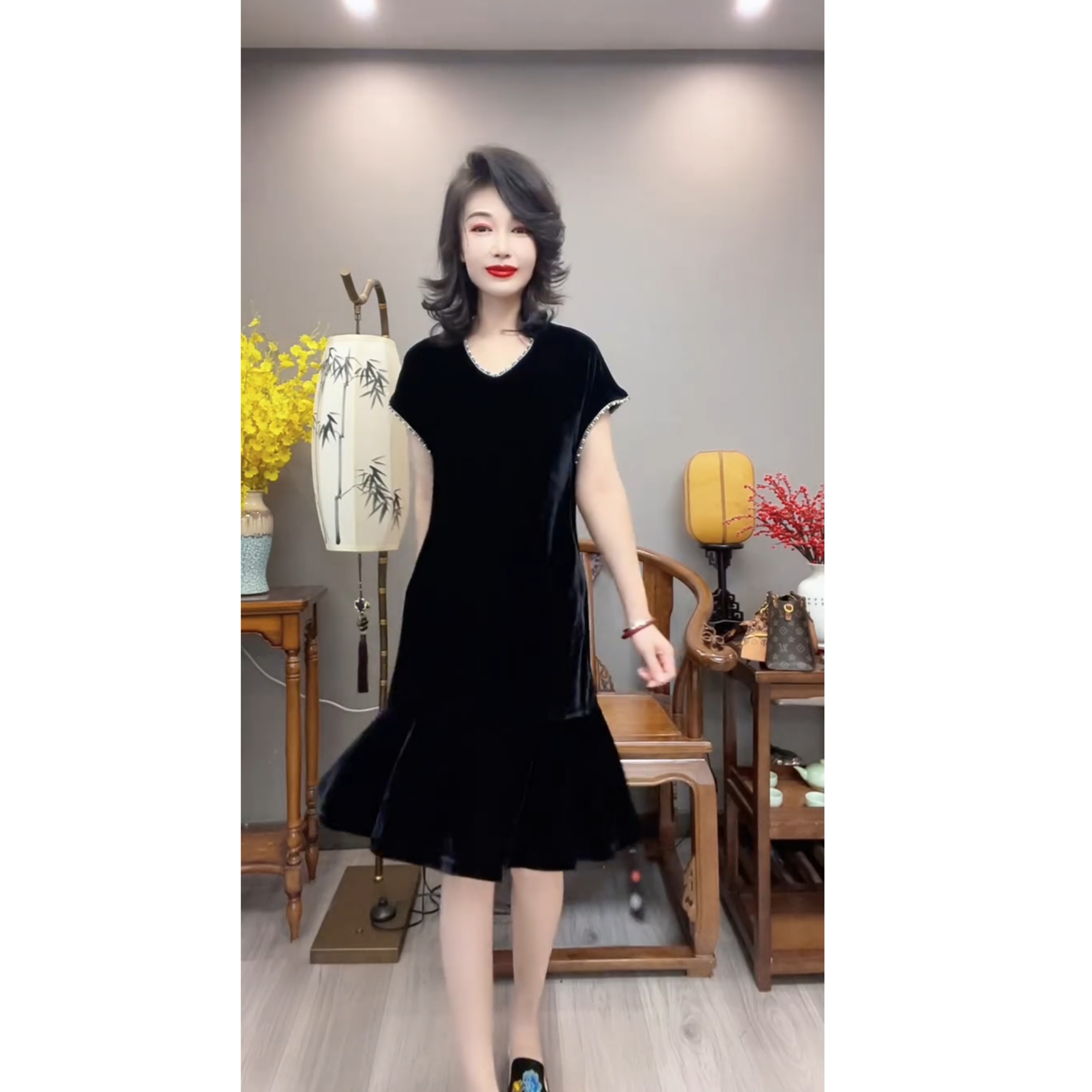 欧货丝绒连衣裙女2025早秋时尚洋气高级感气质显瘦无袖丝绒裙法式